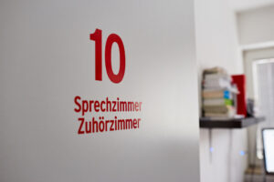 Tür zum Sprechzimmer